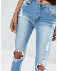 hellblaue Jeans mit Destroyed-Effekten