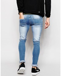 hellblaue Jeans mit Destroyed-Effekten