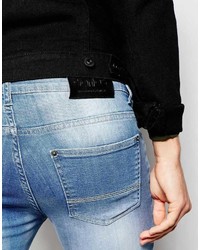 hellblaue Jeans mit Destroyed-Effekten