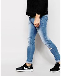 hellblaue Jeans mit Destroyed-Effekten