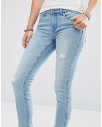 hellblaue Jeans mit Destroyed-Effekten von Noisy May