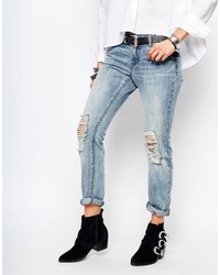 hellblaue Jeans mit Destroyed-Effekten von Noisy May