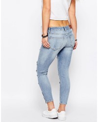 hellblaue Jeans mit Destroyed-Effekten