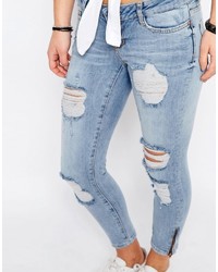 hellblaue Jeans mit Destroyed-Effekten