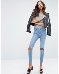 hellblaue Jeans mit Destroyed-Effekten von Asos