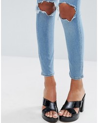 hellblaue Jeans mit Destroyed-Effekten von Asos