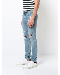 hellblaue Jeans mit Destroyed-Effekten von RtA