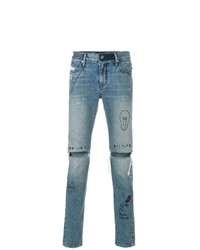 hellblaue Jeans mit Destroyed-Effekten von RtA