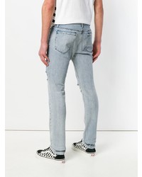 hellblaue Jeans mit Destroyed-Effekten von RtA