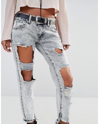 hellblaue Jeans mit Destroyed-Effekten von Boohoo