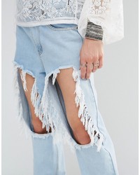 hellblaue Jeans mit Destroyed-Effekten von Boohoo