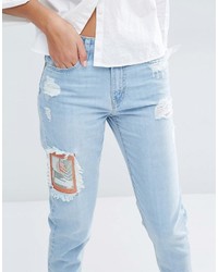 hellblaue Jeans mit Destroyed-Effekten