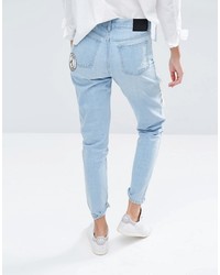 hellblaue Jeans mit Destroyed-Effekten