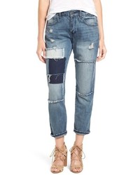 hellblaue Jeans mit Flicken