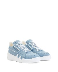 hellblaue Jeans niedrige Sneakers von Giuseppe Zanotti