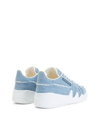 hellblaue Jeans niedrige Sneakers von Giuseppe Zanotti