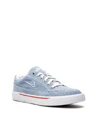 hellblaue Jeans niedrige Sneakers von Nike