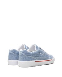 hellblaue Jeans niedrige Sneakers von Nike