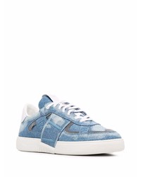 hellblaue Jeans niedrige Sneakers von Valentino Garavani