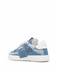 hellblaue Jeans niedrige Sneakers von Valentino Garavani