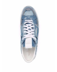 hellblaue Jeans niedrige Sneakers von Valentino Garavani