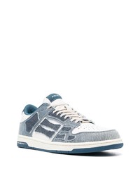 hellblaue Jeans niedrige Sneakers von Amiri