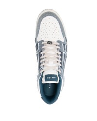 hellblaue Jeans niedrige Sneakers von Amiri