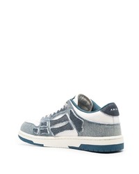 hellblaue Jeans niedrige Sneakers von Amiri