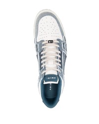 hellblaue Jeans niedrige Sneakers von Amiri