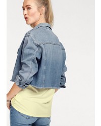 hellblaue Jeansjacke mit Destroyed-Effekten von Wrangler