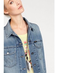 hellblaue Jeansjacke mit Destroyed-Effekten von Wrangler