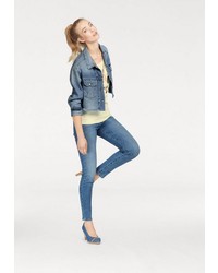 hellblaue Jeansjacke mit Destroyed-Effekten von Wrangler