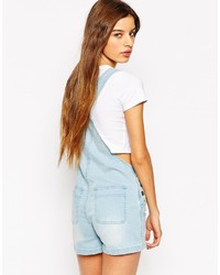 hellblaue kurze Latzhose aus Jeans