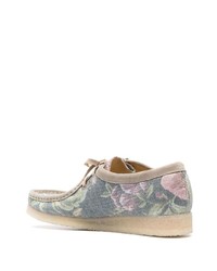 hellblaue Leder Derby Schuhe mit Blumenmuster von Clarks Originals