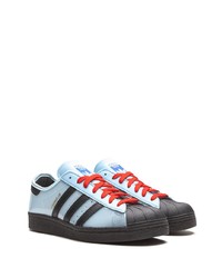 hellblaue Leder niedrige Sneakers von adidas