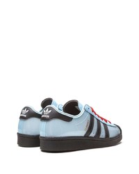 hellblaue Leder niedrige Sneakers von adidas