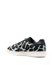 hellblaue niedrige Sneakers mit Leopardenmuster von adidas