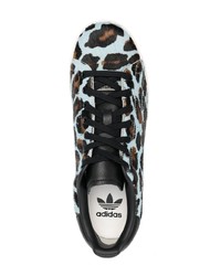 hellblaue niedrige Sneakers mit Leopardenmuster von adidas