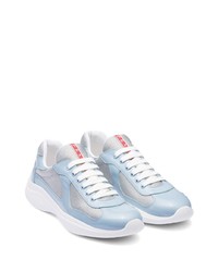 hellblaue niedrige Sneakers von Prada