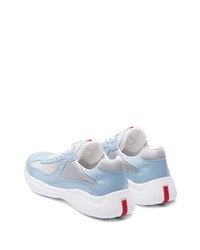 hellblaue niedrige Sneakers von Prada