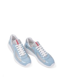 hellblaue niedrige Sneakers von Prada