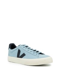 hellblaue niedrige Sneakers von Veja