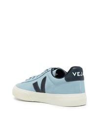 hellblaue niedrige Sneakers von Veja