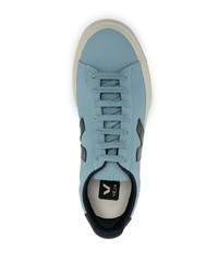 hellblaue niedrige Sneakers von Veja