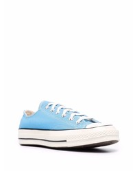 hellblaue niedrige Sneakers von Converse