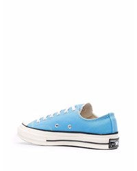 hellblaue niedrige Sneakers von Converse