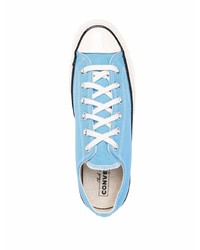 hellblaue niedrige Sneakers von Converse