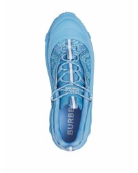 hellblaue Sportschuhe von Burberry