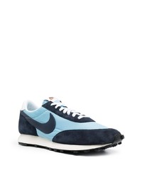 hellblaue Sportschuhe von Nike