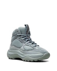 hellblaue Sportschuhe von Yeezy